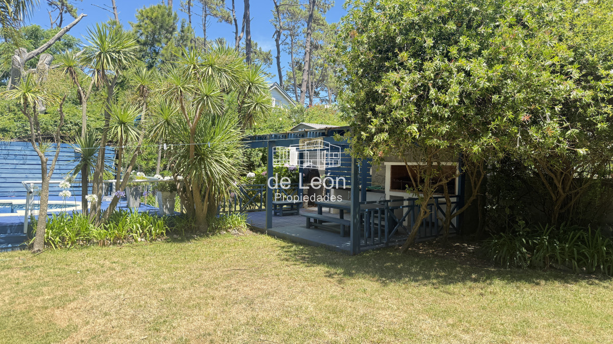 Casa ID.160 - Casa bien ubicada con vistas al mar, piscina y amplio espacio exterior