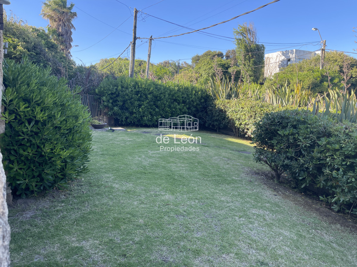 Casa ID.15151 - Casa de 4 dormitorios y servicio en venta a 1 cuadra de la playa El Chorro