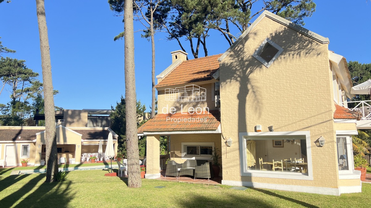 Casa ID.163 - Se vende gran casa de 4 dormitorios + servicio con piscina