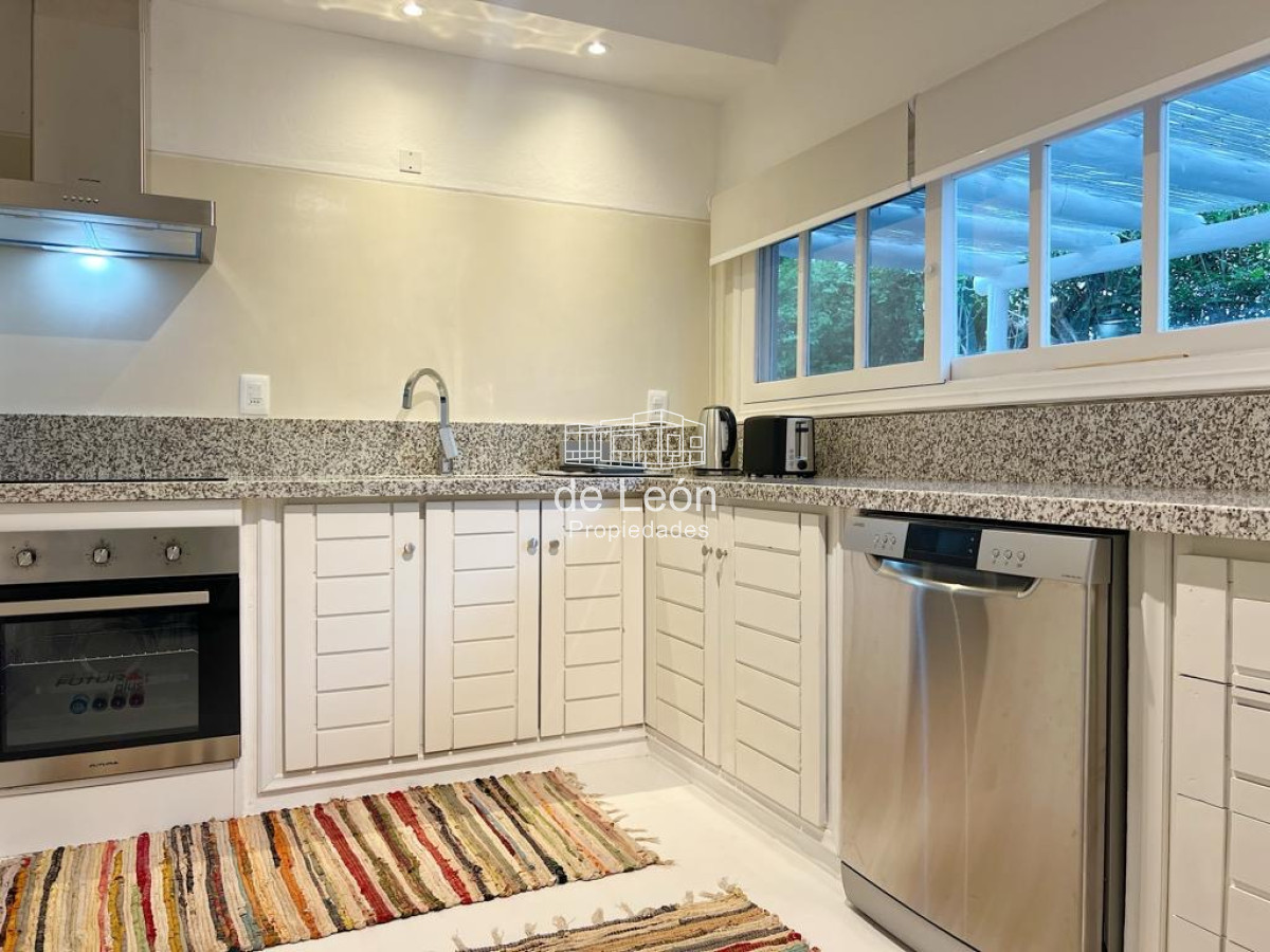 Casa ID.12 - Casa en venta reciclada a estilo moderno, con amplio jardín en Montoya, La Barra