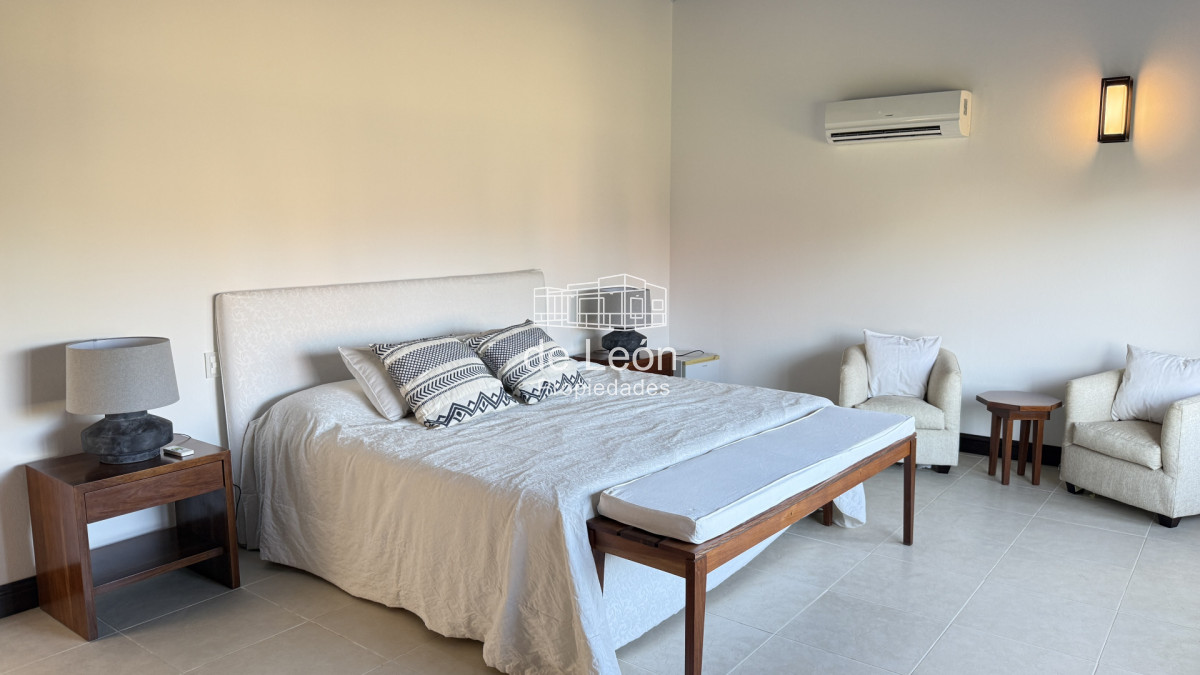 Casa ID.123 - Hermosa casa muy bien ubicada a pocas cuadras del centro de La Barra y de playa Montoya. Cuenta con 6 dormitorios en suite, piscina.