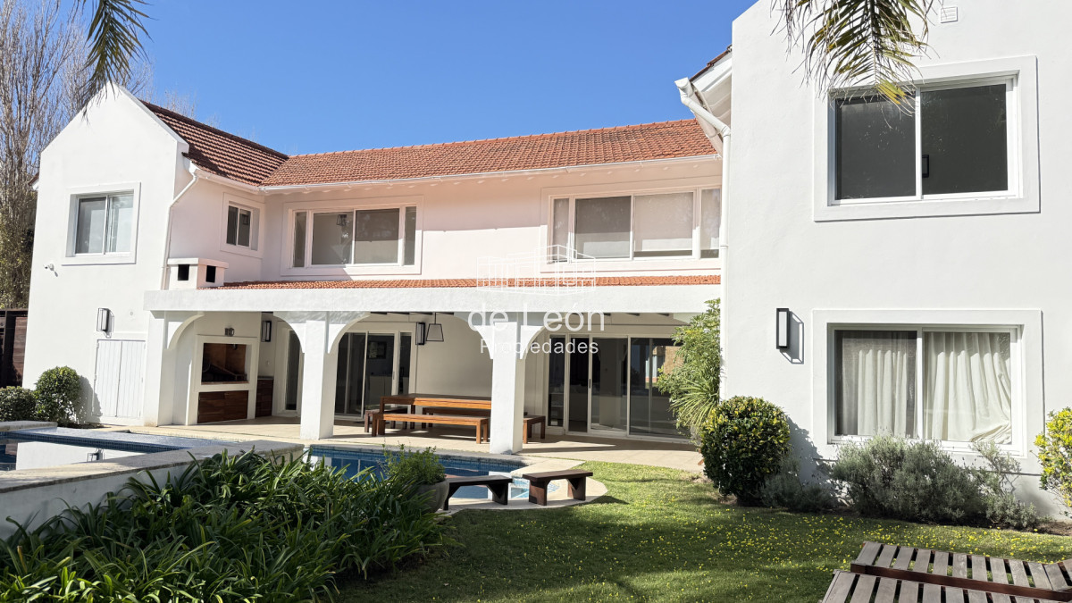 Casa ID.123 - Hermosa casa muy bien ubicada a pocas cuadras del centro de La Barra y de playa Montoya. Cuenta con 6 dormitorios en suite, piscina.