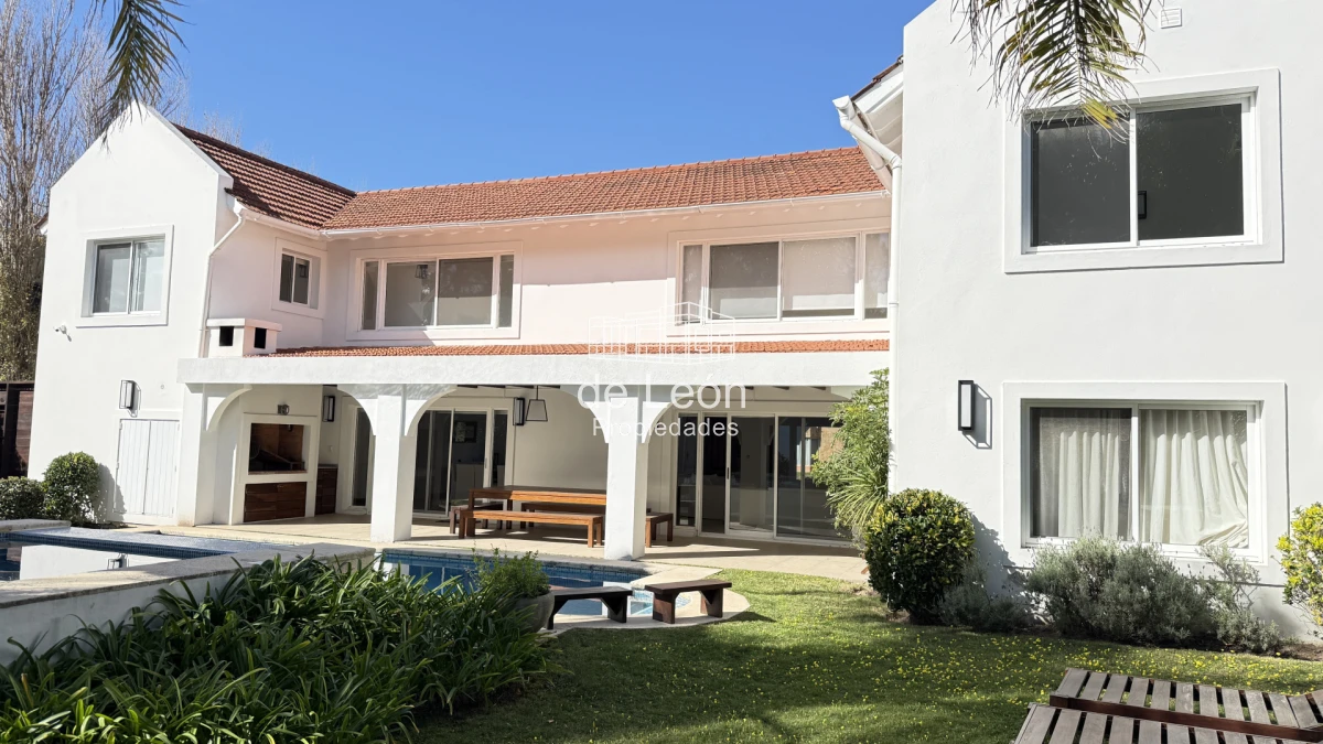Casa ID.123 - Hermosa casa muy bien ubicada a pocas cuadras del centro de La Barra y de playa Montoya. Cuenta con 6 dormitorios en suite, piscina.