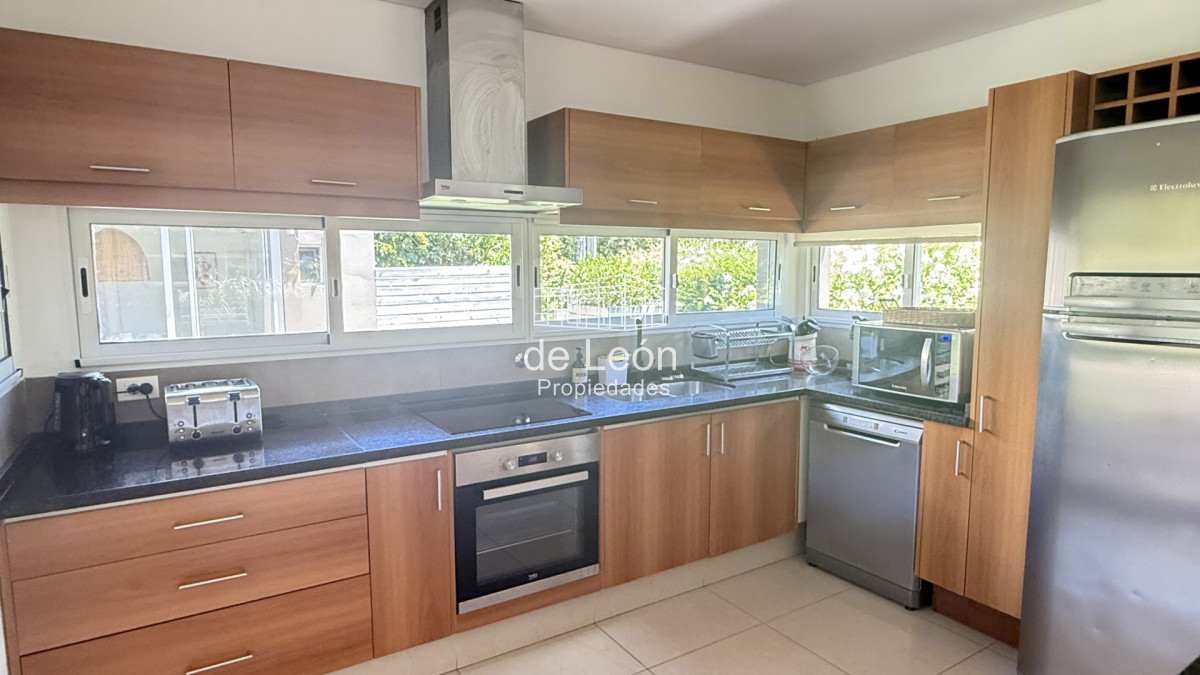 Casa ID.680 - Casa en La Barra, 3 dormitorios en suite y dependencia de servicio.