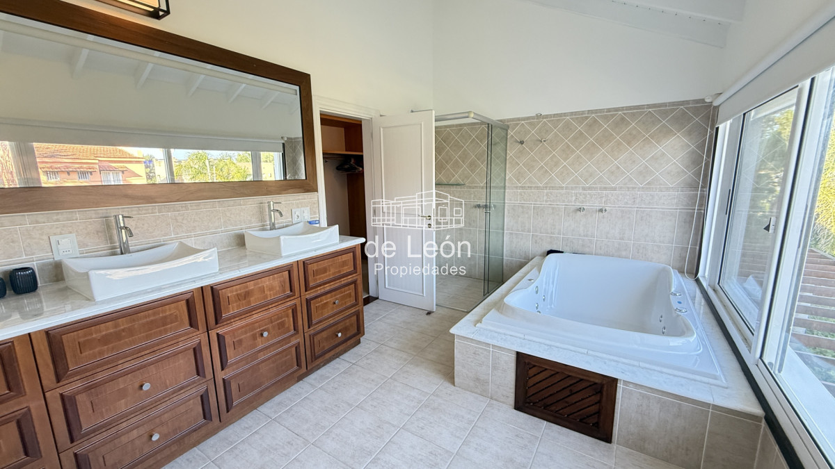 Casa ID.123 - Hermosa casa muy bien ubicada a pocas cuadras del centro de La Barra y de playa Montoya. Cuenta con 6 dormitorios en suite, piscina.