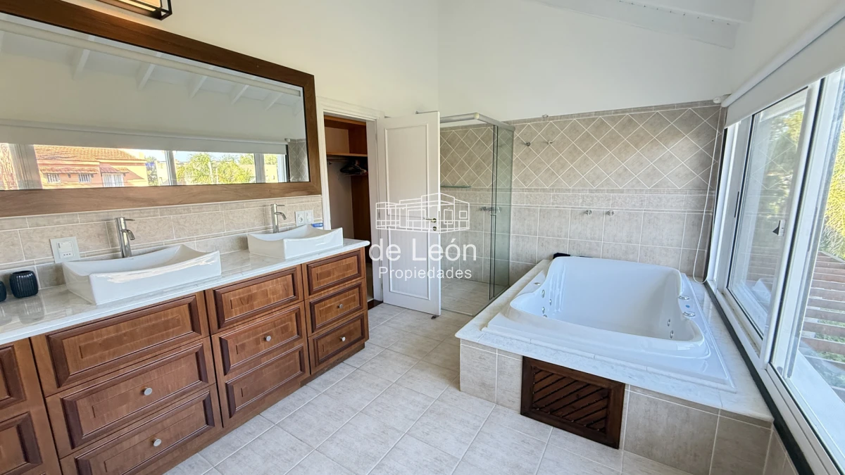 Casa ID.123 - Hermosa casa muy bien ubicada a pocas cuadras del centro de La Barra y de playa Montoya. Cuenta con 6 dormitorios en suite, piscina.