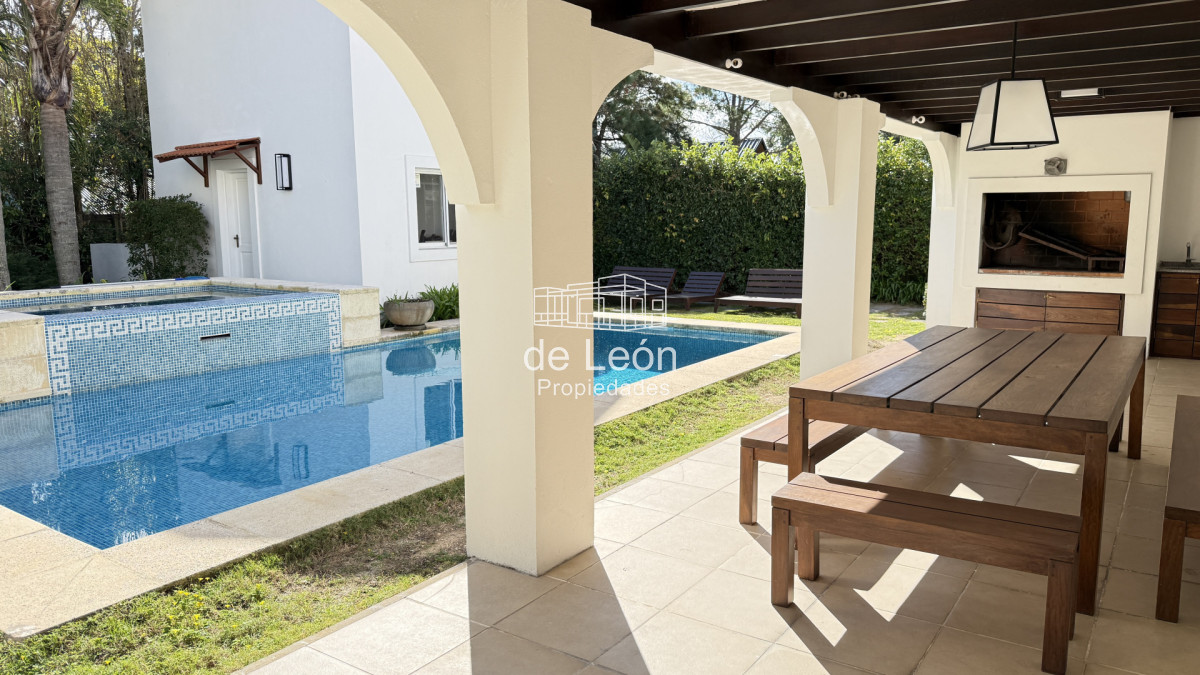 Casa ID.123 - Hermosa casa muy bien ubicada a pocas cuadras del centro de La Barra y de playa Montoya. Cuenta con 6 dormitorios en suite, piscina.