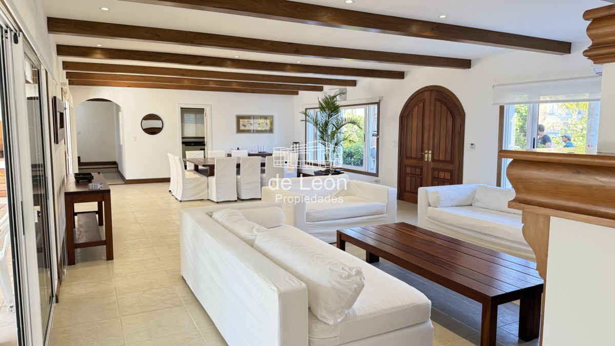 Casa ID.123 - Hermosa casa muy bien ubicada a pocas cuadras del centro de La Barra y de playa Montoya. Cuenta con 6 dormitorios en suite, piscina.