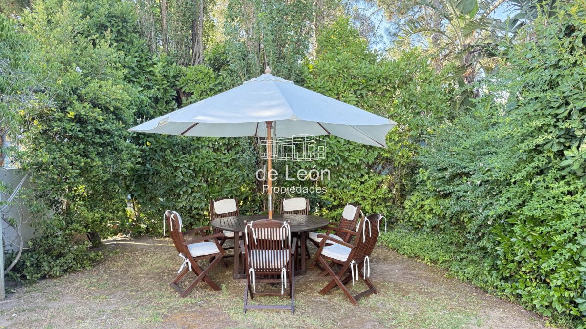 Casa ID.123 - Hermosa casa muy bien ubicada a pocas cuadras del centro de La Barra y de playa Montoya. Cuenta con 6 dormitorios en suite, piscina.