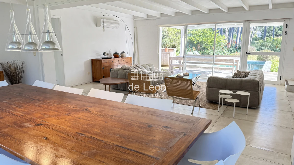 Casa ID.1244 - Casa en Laguna Blanca de 5 dormitorios y dependencia de servicio, piscina.