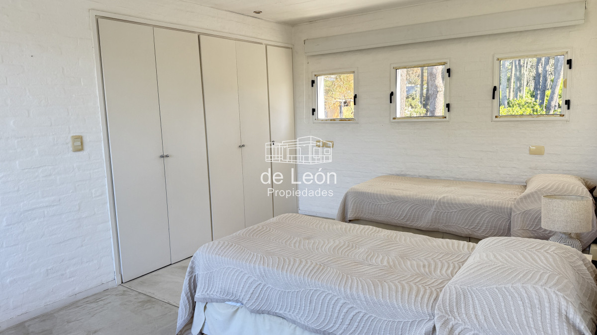 Casa ID.1244 - Casa en Laguna Blanca de 5 dormitorios y dependencia de servicio, piscina.