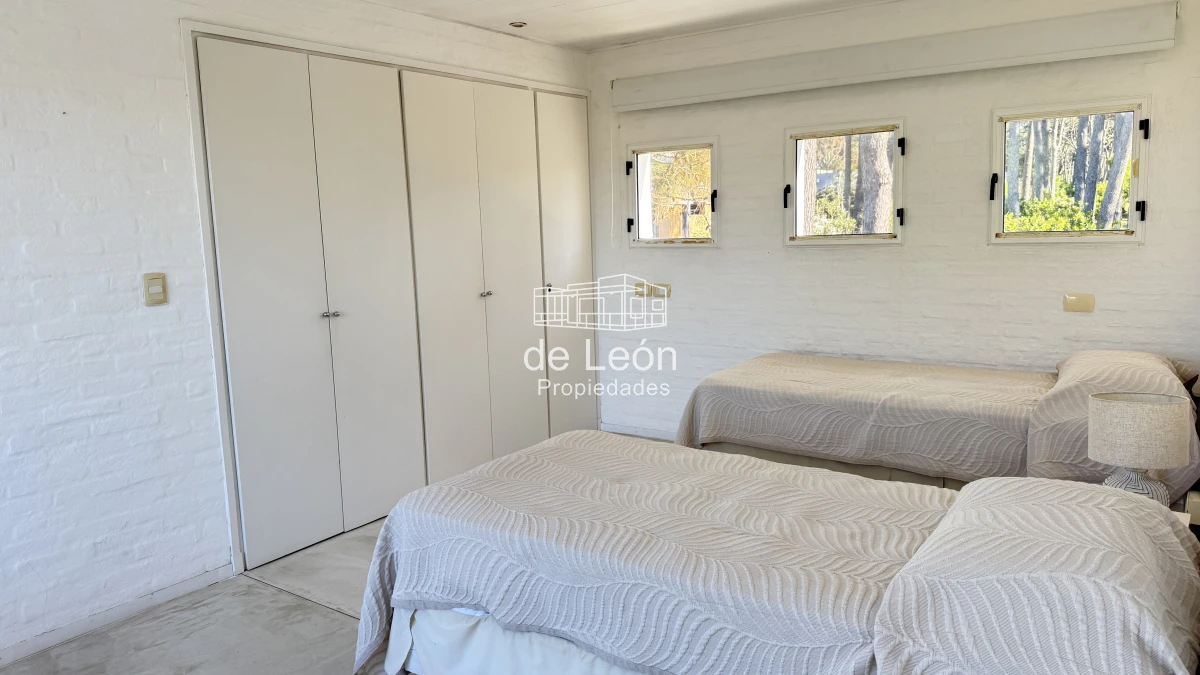 Casa ID.1244 - Casa en Laguna Blanca de 5 dormitorios y dependencia de servicio, piscina.