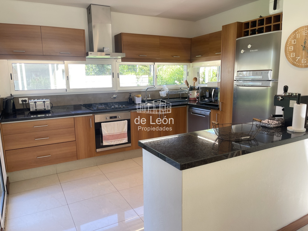 Casa ID.680 - Casa en La Barra, 3 dormitorios en suite y dependencia de servicio.