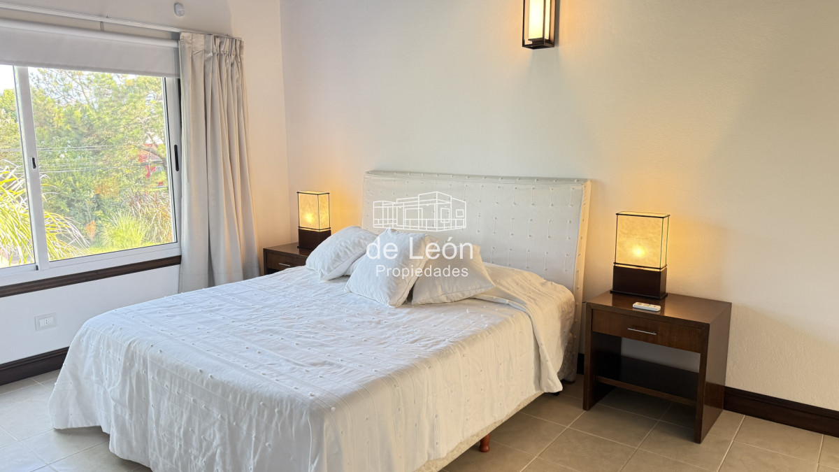 Casa ID.123 - Hermosa casa muy bien ubicada a pocas cuadras del centro de La Barra y de playa Montoya. Cuenta con 6 dormitorios en suite, piscina.