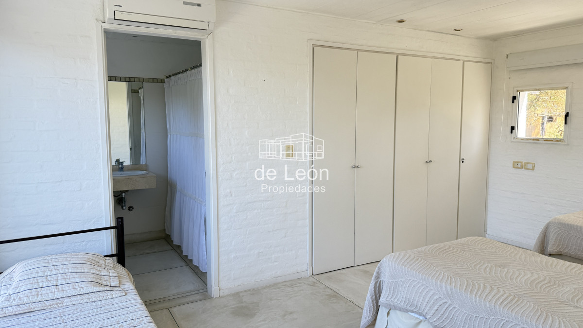 Casa ID.1244 - Casa en Laguna Blanca de 5 dormitorios y dependencia de servicio, piscina.