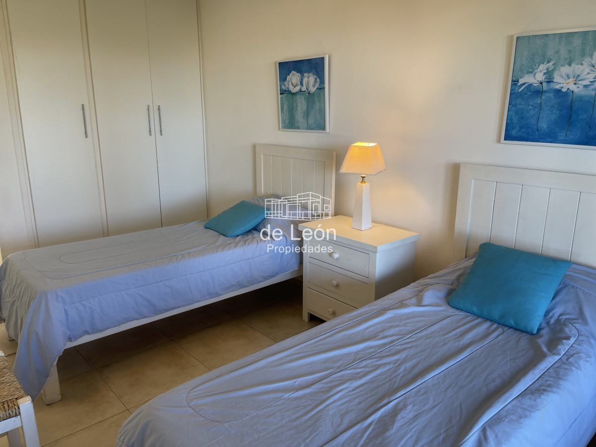 Casa ID.15151 - Casa de 4 dormitorios y servicio en venta a 1 cuadra de la playa El Chorro