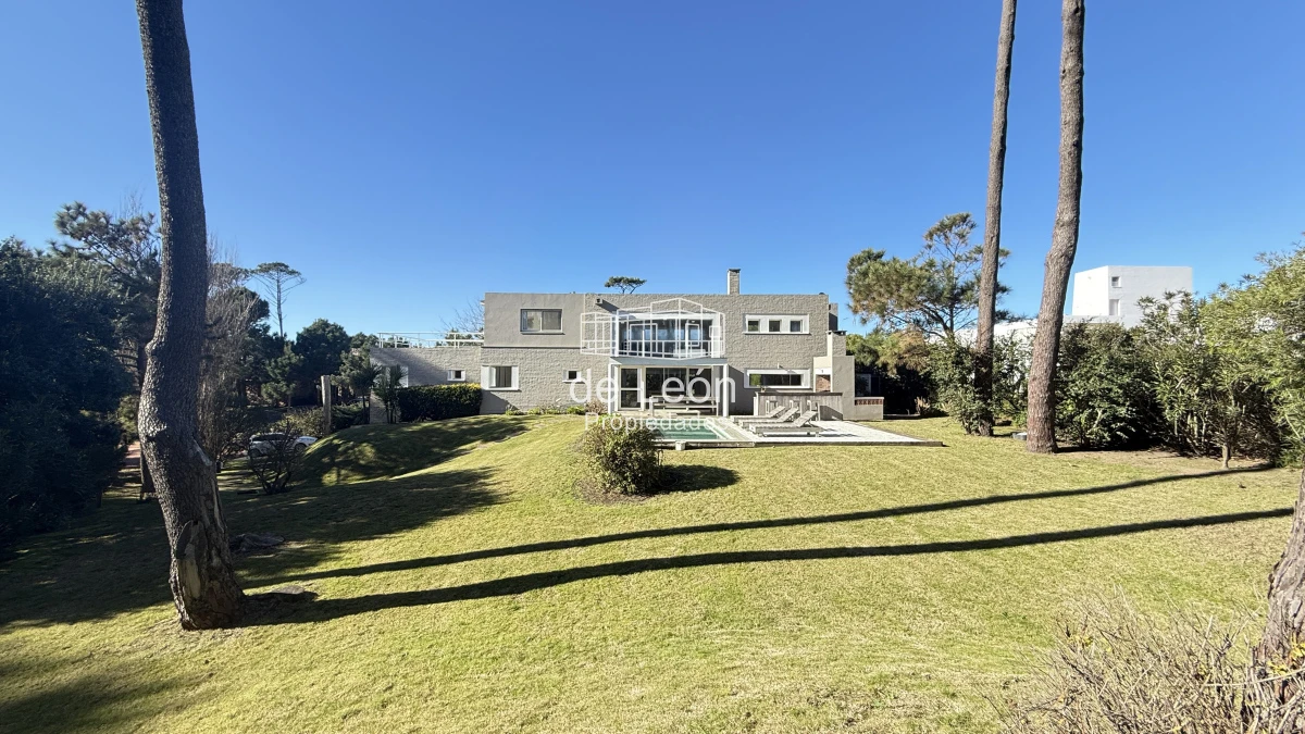 Casa ID.1244 - Casa en Laguna Blanca de 5 dormitorios y dependencia de servicio, piscina.