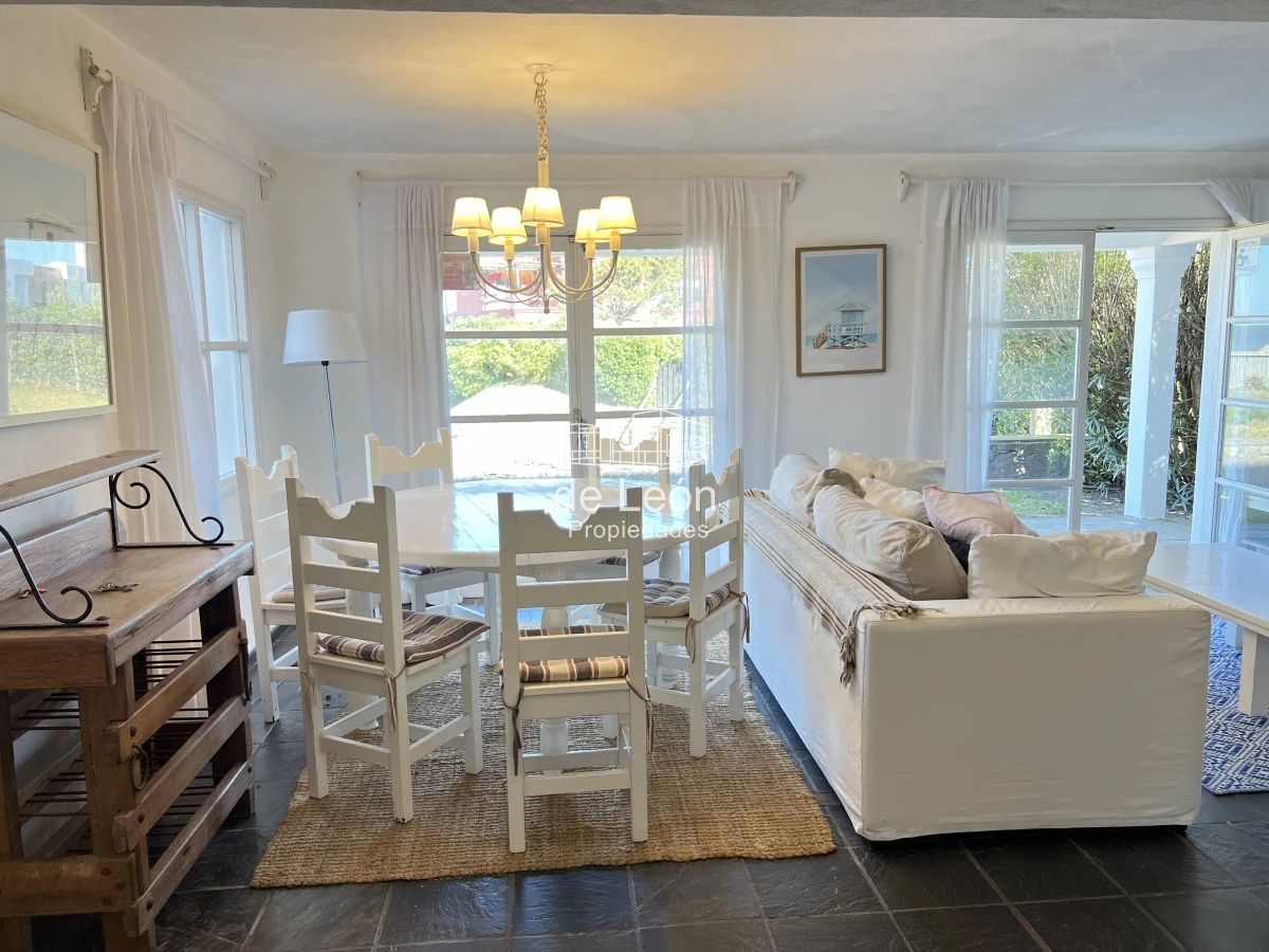 Casa ID.14916 - Casa en Montoya con excelente vista al mar, de 4 dormitorios más servicio 