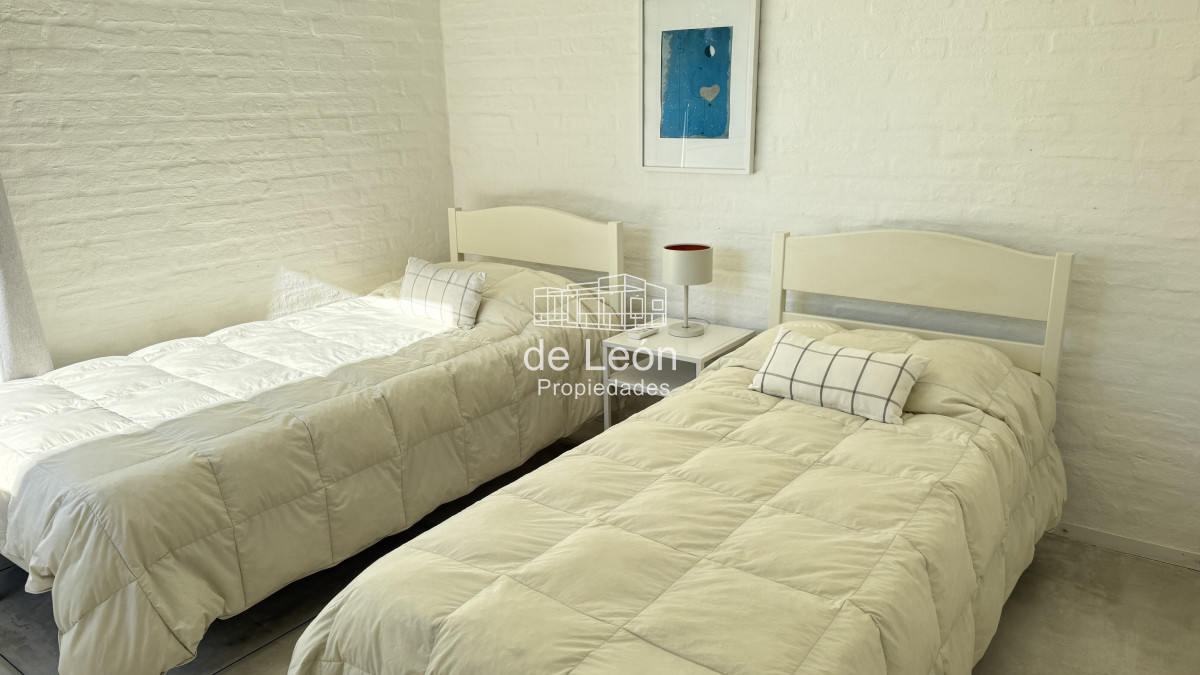 Casa ID.1244 - Casa en Laguna Blanca de 5 dormitorios y dependencia de servicio, piscina.