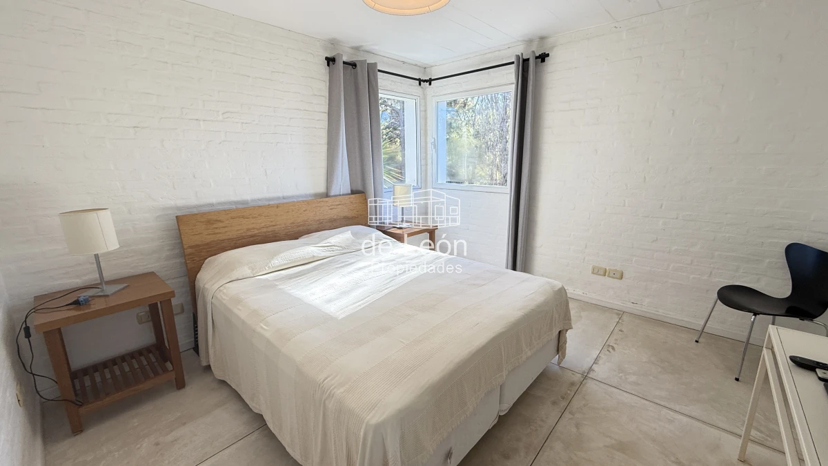 Casa ID.1244 - Casa en Laguna Blanca de 5 dormitorios y dependencia de servicio, piscina.