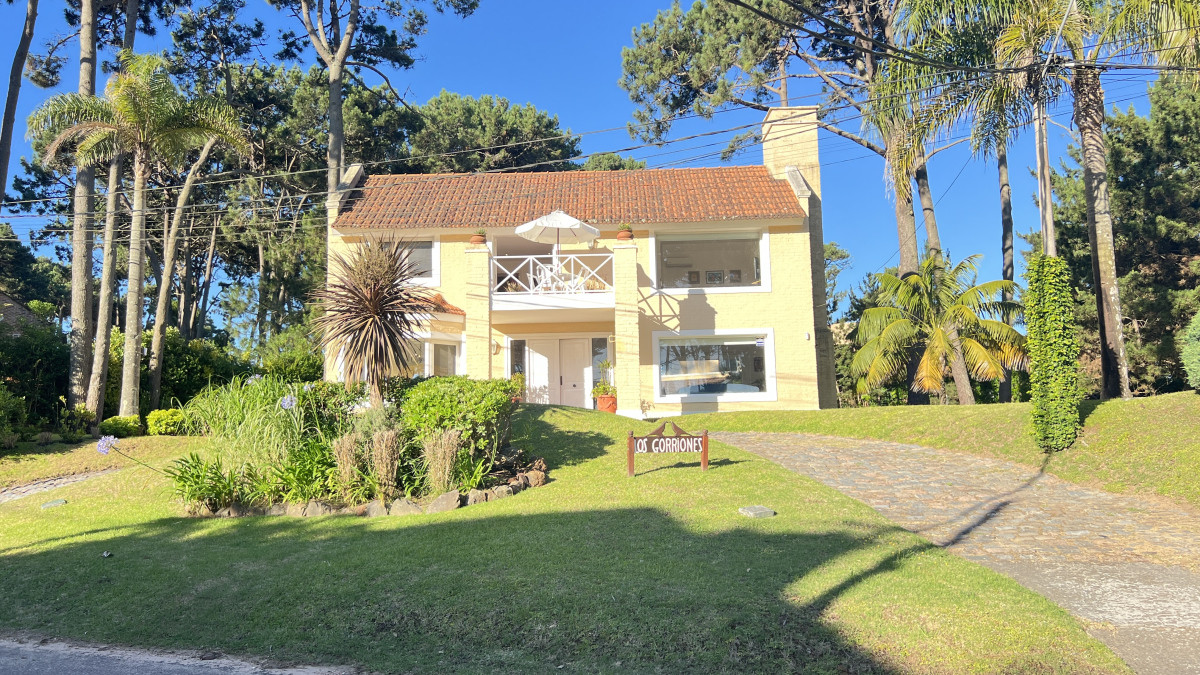Se vende gran casa de 4 dormitorios + servicio con piscina