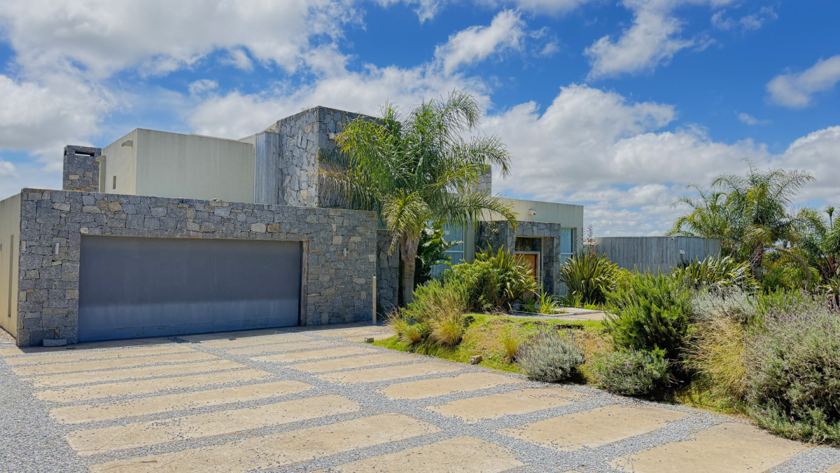Casa de 5 dormitorios más servicio en Pueblo Mío, Manantiales