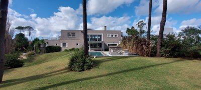 Casa en Laguna Blanca de 5 dormitorios y dependencia de servicio, piscina.