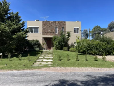 Casa en La Barra, 3 dormitorios en suite y dependencia de servicio.