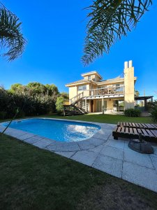 Casa de 4 dormitorios y servicio en venta a 1 cuadra de la playa El Chorro