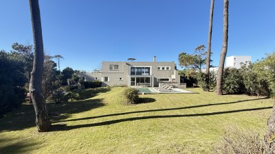 Casa en Laguna Blanca de 5 dormitorios y dependencia de servicio, piscina.