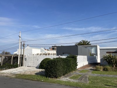 Excelente casa en La Barra de 4 dormitorios mas servicio