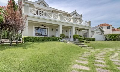 Encantadora casa cerca del mar con amplio terreno y vistas panorámicas