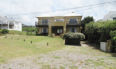 Comoda casa de 3 dormitorios y servicio en Montoya