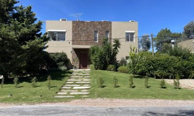Casa en La Barra, 3 dormitorios en suite y dependencia de servicio.