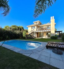 Casa de 4 dormitorios y servicio en venta a 1 cuadra de la playa El Chorro