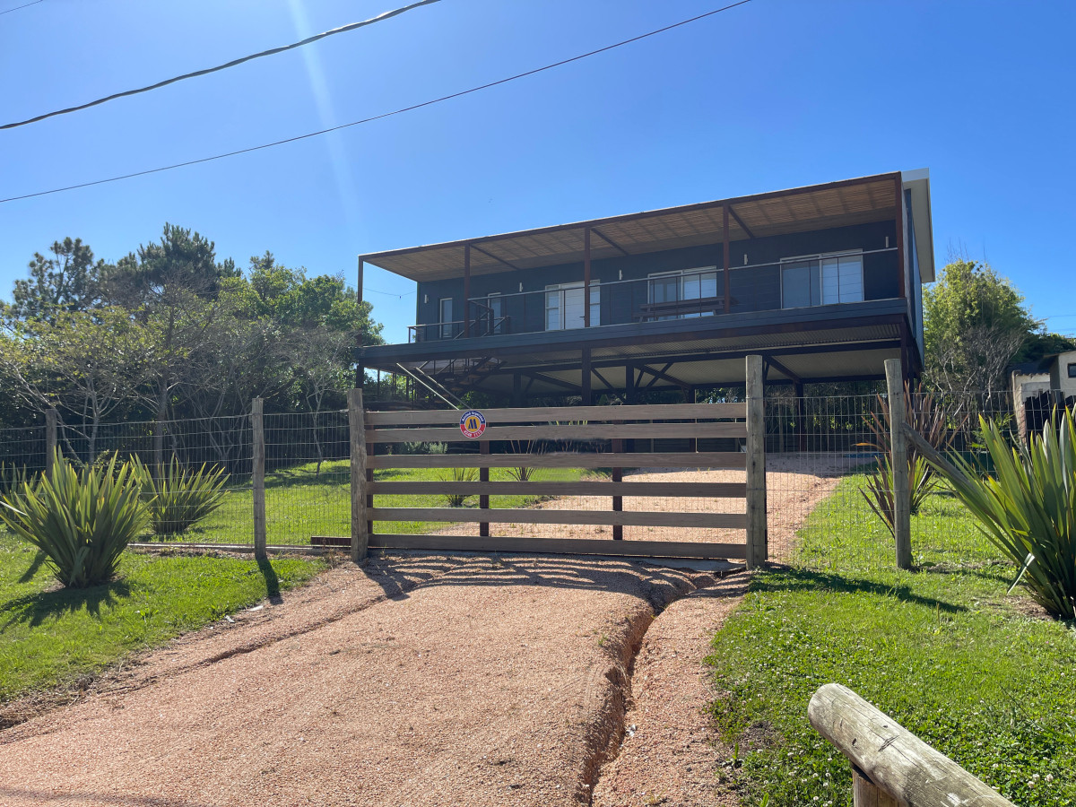 Casa de 2 dormitorios y 2 baños a estrenar en El Chorro