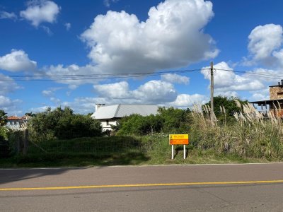 Se vende amplio terreno sobre calle Pejerreyes a pocas cuadras del mar.