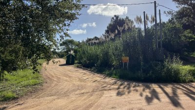 Se vende amplio terreno esquinero en La Barra
