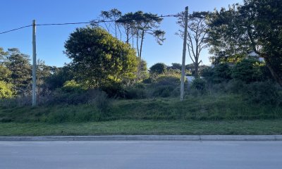 Se vende lote a pocas cuadras de la playa en Montoya, La Barra