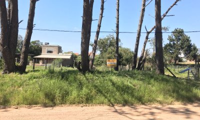 Terreno de 600m2, 12mts de frente x 50mts de fondo, contra frente al mar, a 2 cuadras de Parador Mantra y playa.