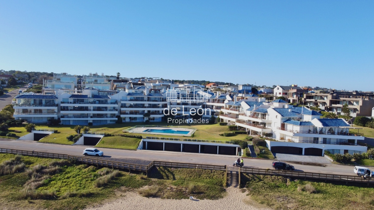 Apartamento ID.1492 - Departamento en Manantiales, sobre playa Bikini, 2 dormitorios y dependencia de servicio. 