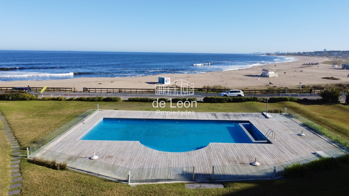Apartamento ID.1492 - Departamento en Manantiales, sobre playa Bikini, 2 dormitorios y dependencia de servicio. 