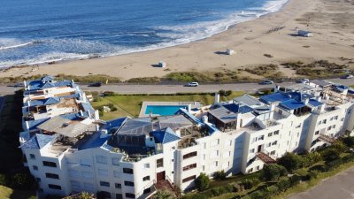 Departamento en Manantiales, sobre playa Bikini, 2 dormitorios y dependencia de servicio. 