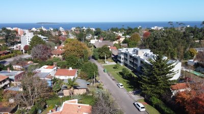 Departamento en venta de 1 dormitorio con jardín propio en Pinares, punta del Este