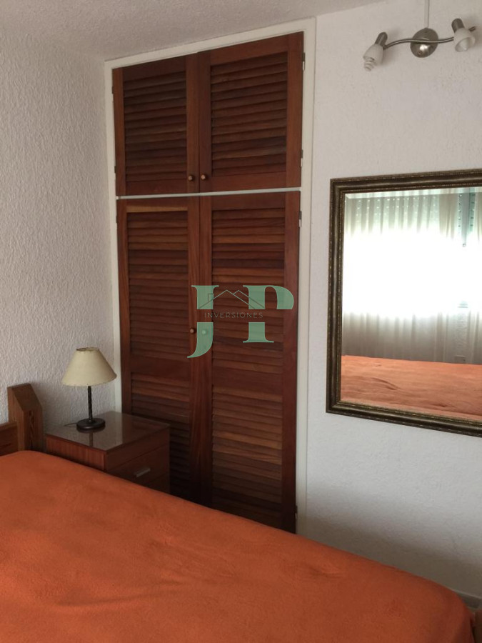 Apartamento ID.583 - ¡Apartamento en venta 2 dormitorios, 2 baños, estufa a leña, balcón y cochera!
