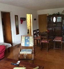 ¡Apartamento en venta 2 dormitorios, 2 baños, estufa a leña, balcón y cochera!