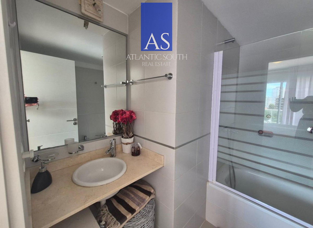 Apartamento ID.4089 - Apartamento 2 dormitorios con vista y garage piscina interior en edificio Botavara Punta del Este