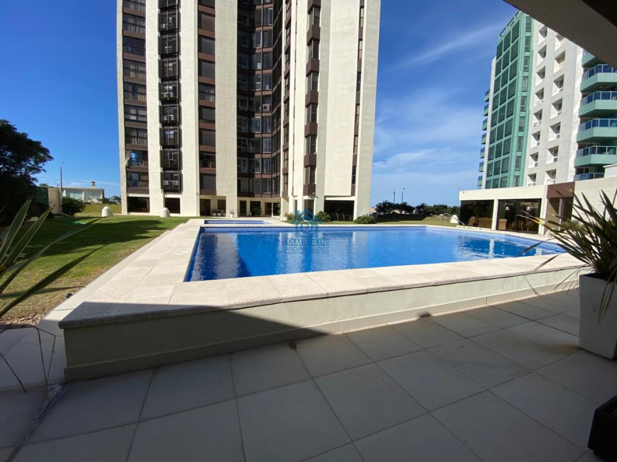 Apartamento ID.240 - Venta Depto. Tres dormitorios y tres baños en primera linea de Playa Brava. 