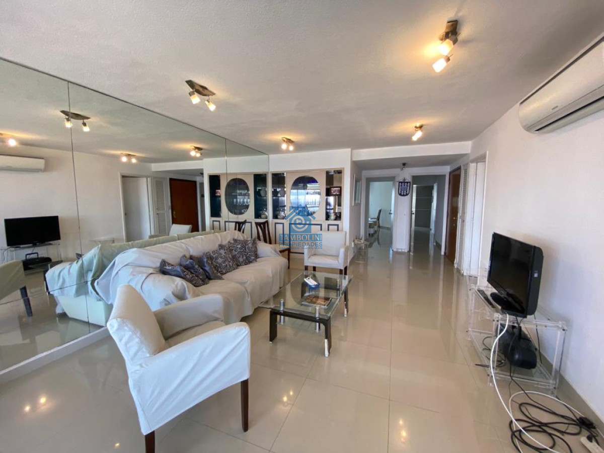 Apartamento ID.240 - Venta Depto. Tres dormitorios y tres baños en primera linea de Playa Brava. 