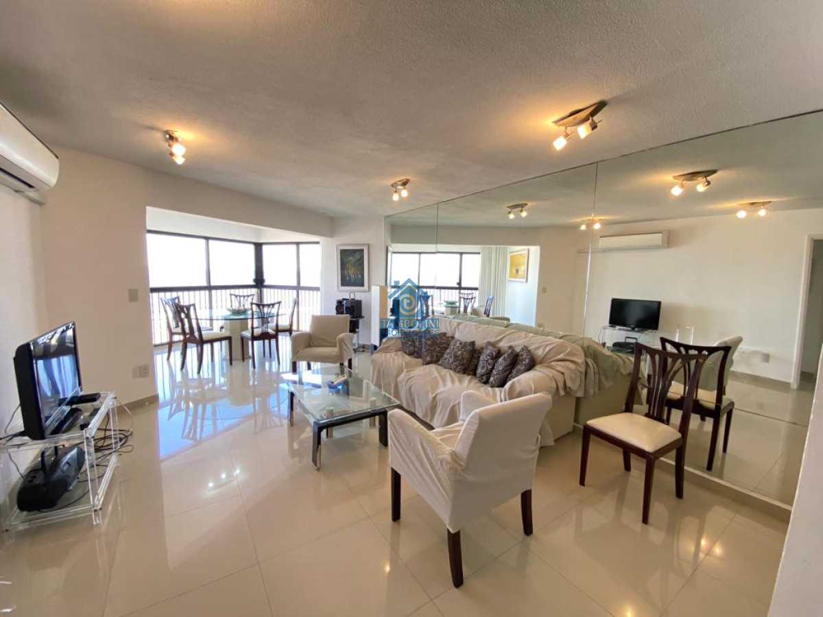 Apartamento ID.240 - Venta Depto. Tres dormitorios y tres baños en primera linea de Playa Brava. 